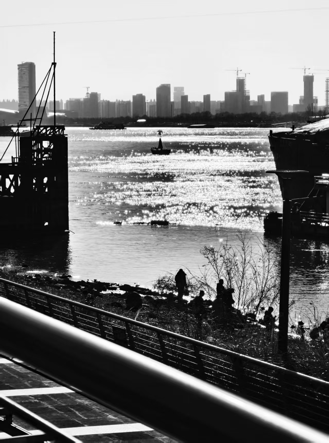 Black-and-white riverside cityscape, cover for Shaving | 剃须